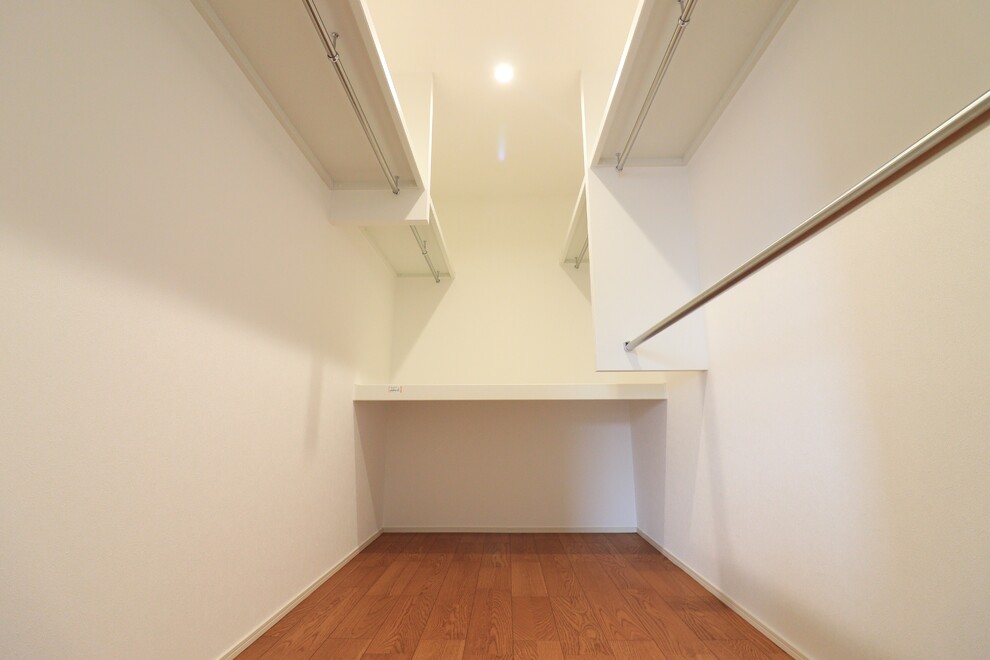 無垢床のぬくもりと白の上品さが調和する家