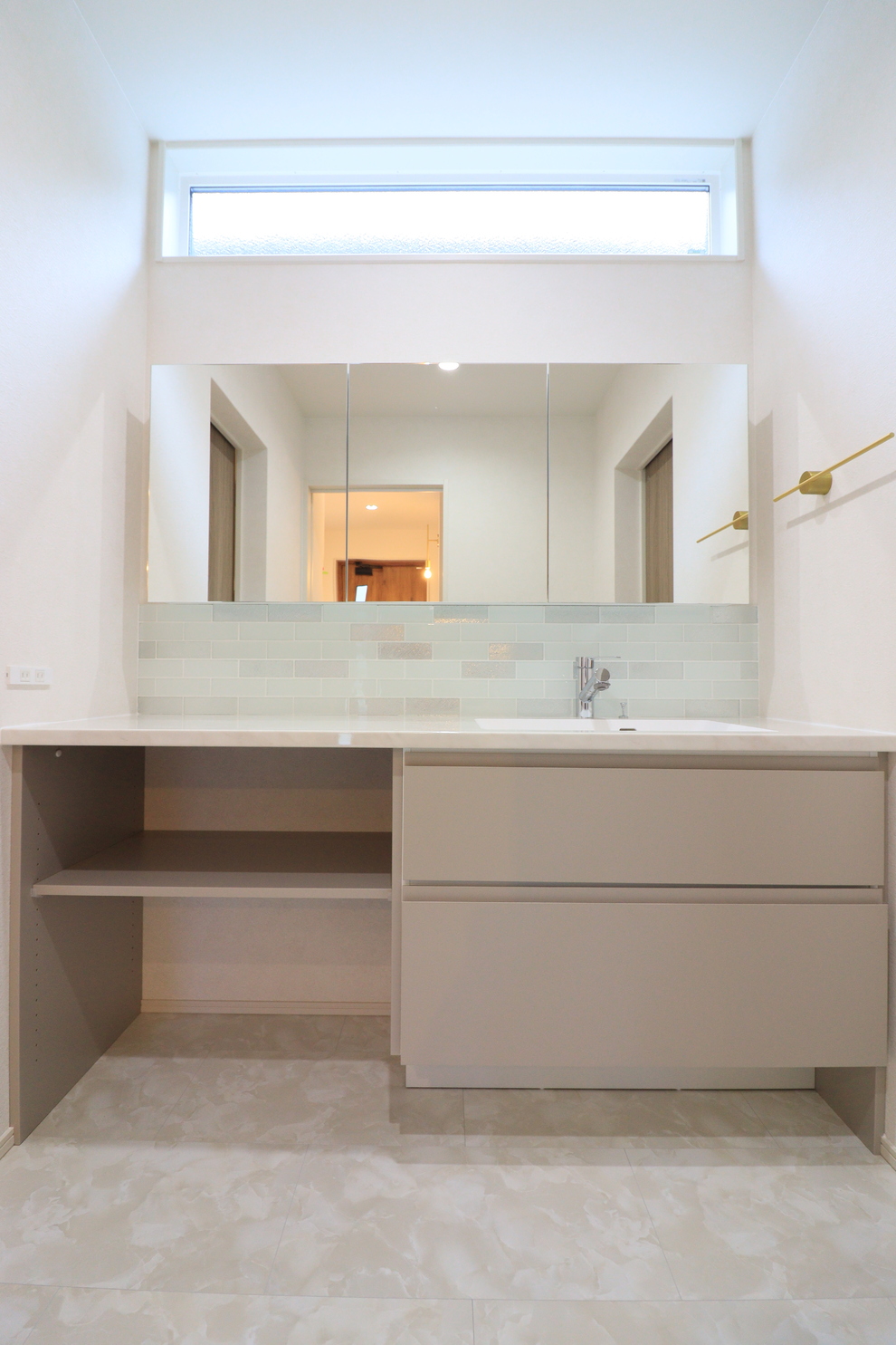 ベージュとホワイトが織りなす、やさしい灯りの住まい