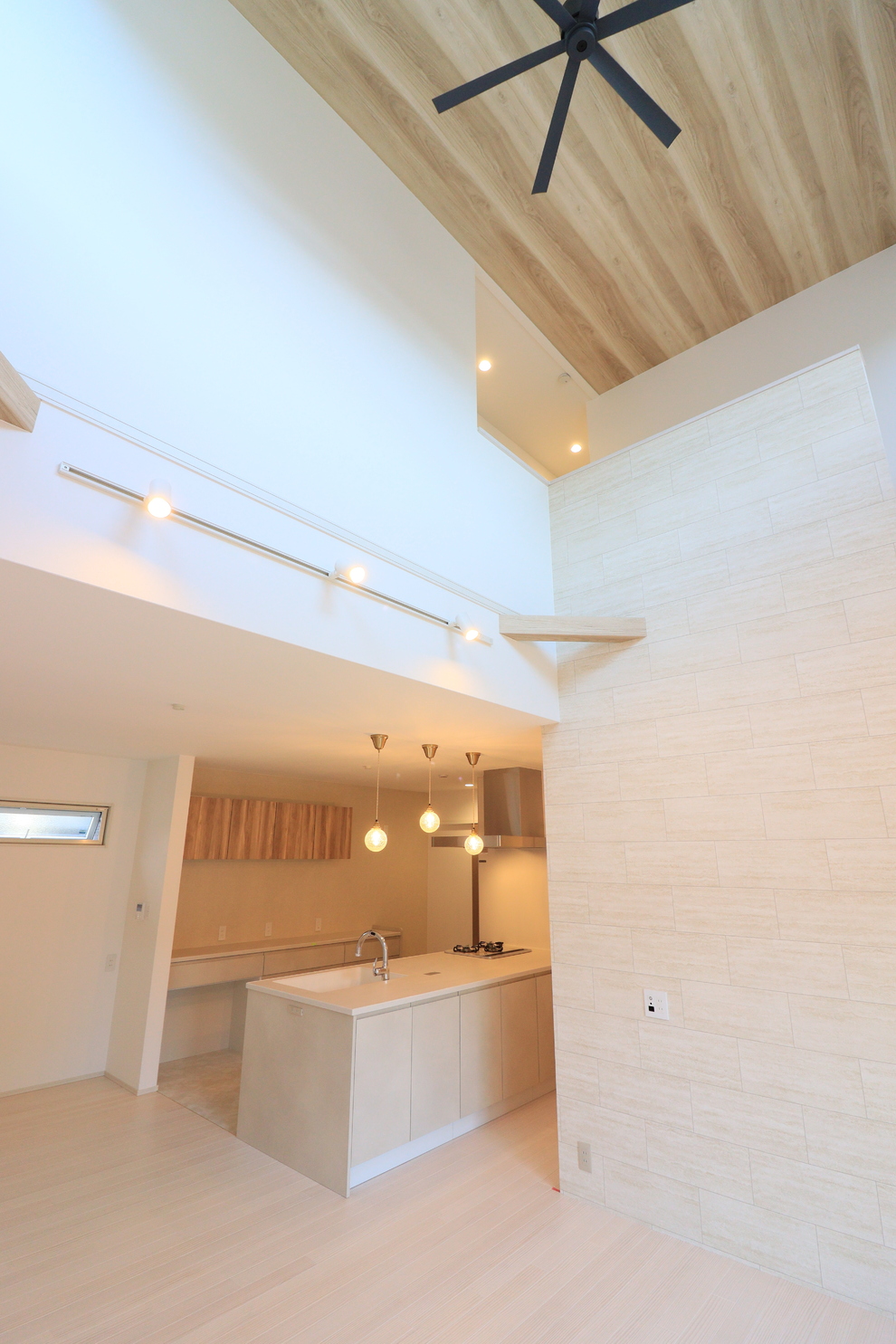 ベージュとホワイトが織りなす、やさしい灯りの住まい