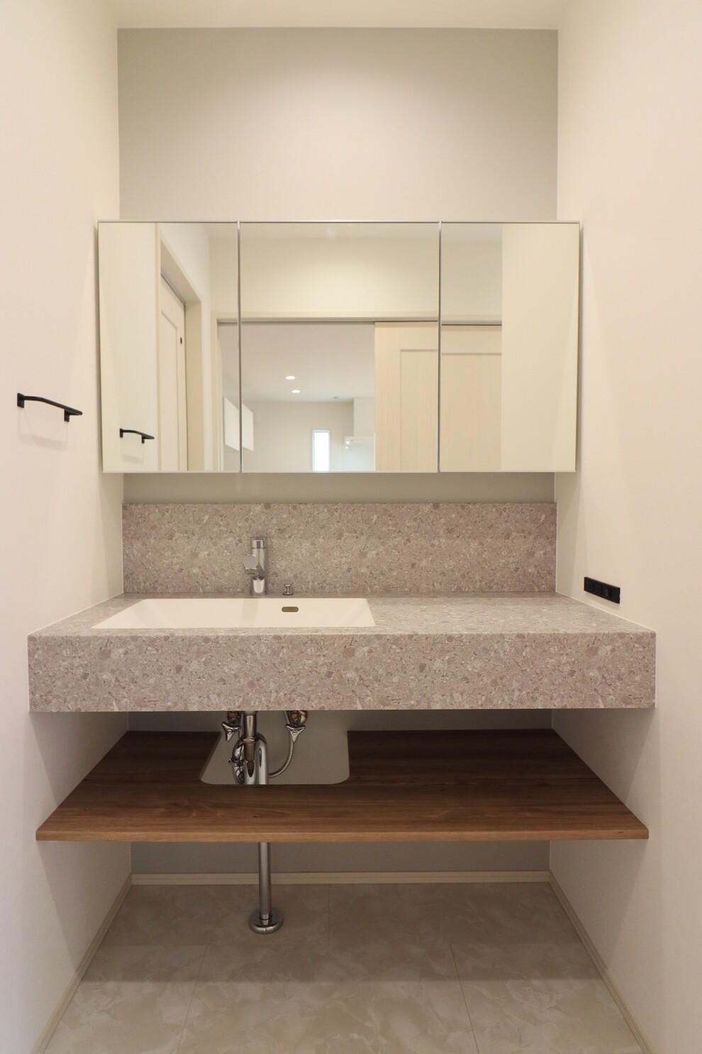 無垢床のぬくもりと白の上品さが調和する家