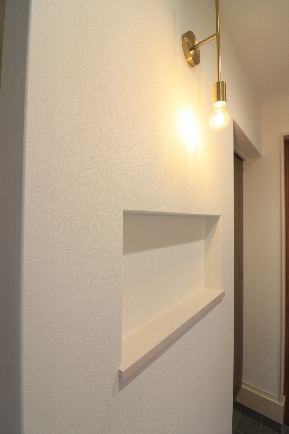 ベージュとホワイトが織りなす、やさしい灯りの住まい