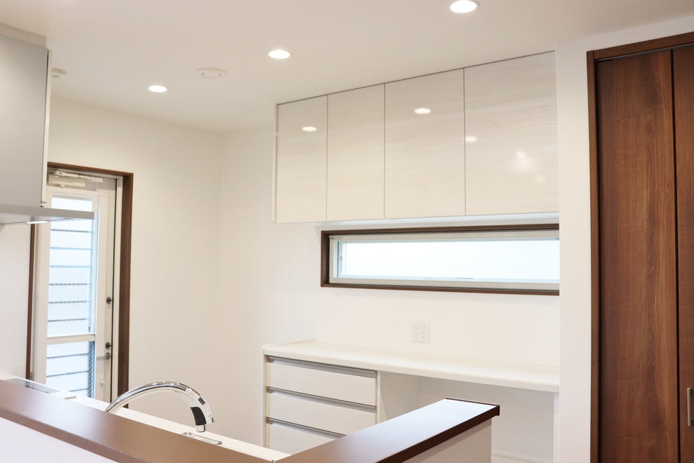 明るい光が差し込むリビング