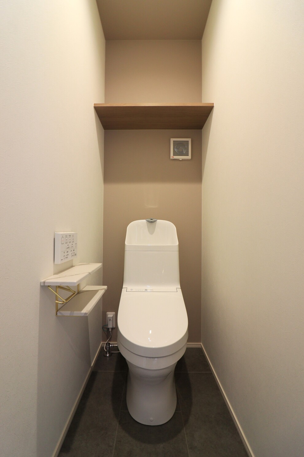 折下げ天井と間接照明が魅せる、くつろぎのLDK