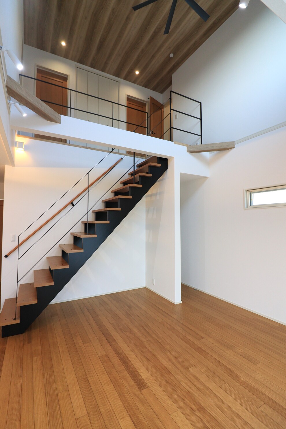 折下げ天井と間接照明が魅せる、くつろぎのLDK