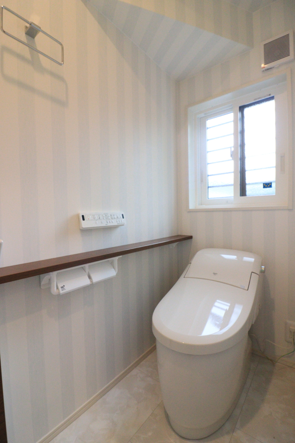 白を基調としたアクセントカラーにこだわった素敵なおうち