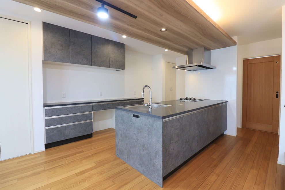 折下げ天井と間接照明が魅せる、くつろぎのLDK