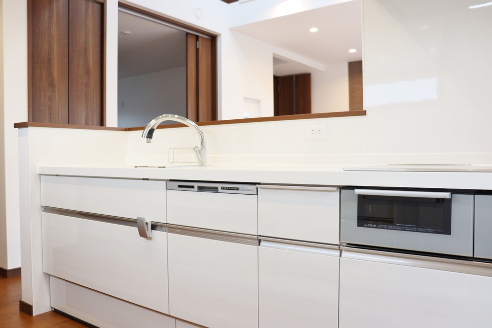 明るい光が差し込むリビング