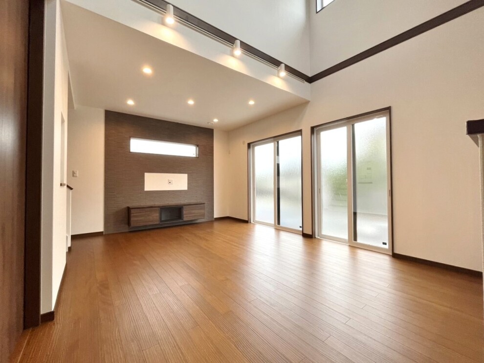 明るい光が差し込むリビング