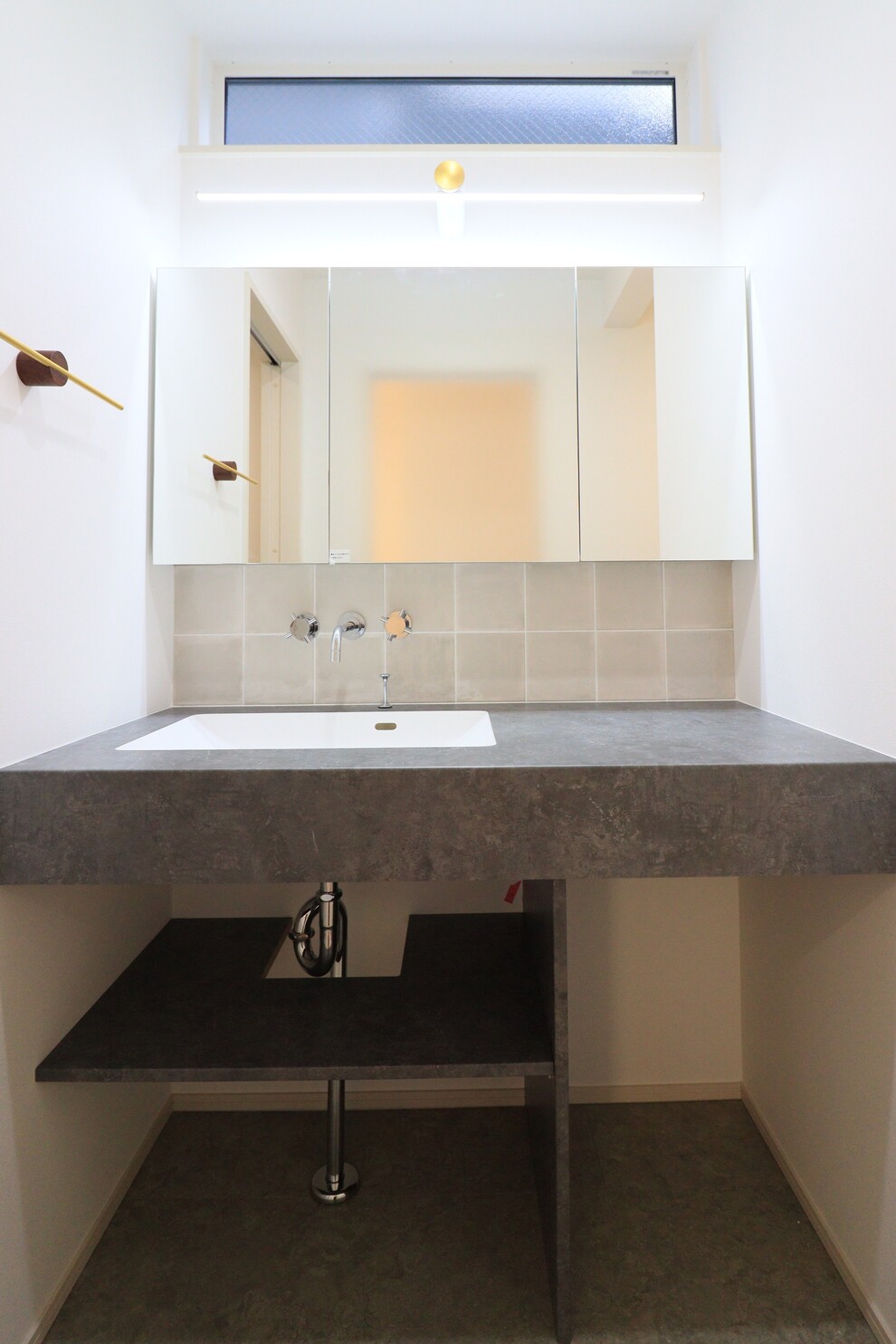 ホテルライクな洗面が映える家