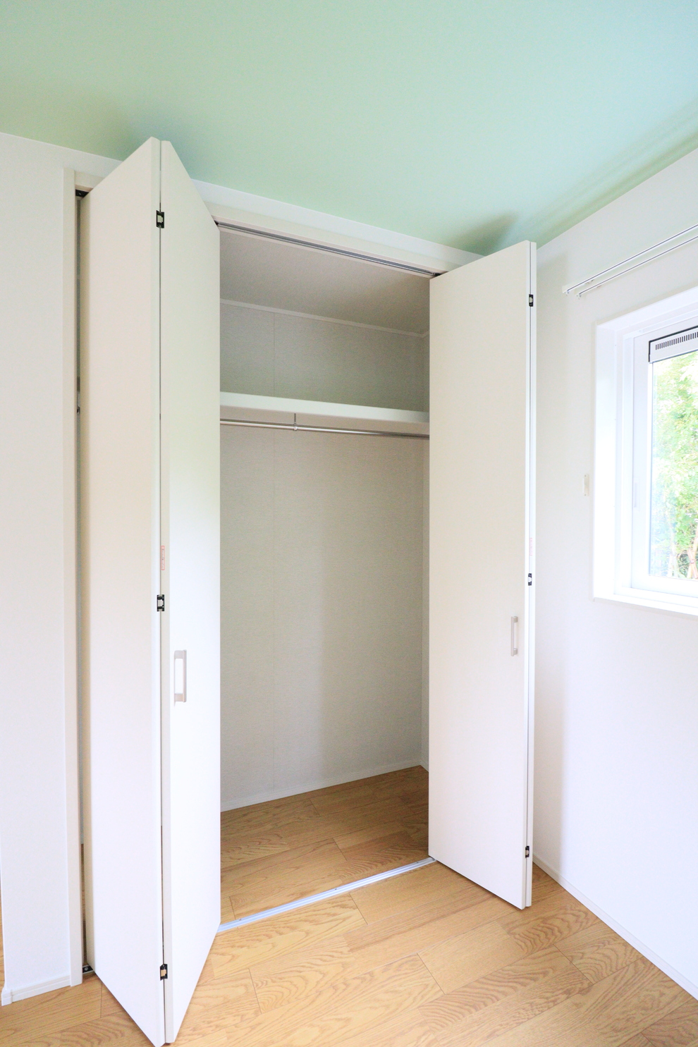 白を基調としたアクセントカラーにこだわった素敵なおうち