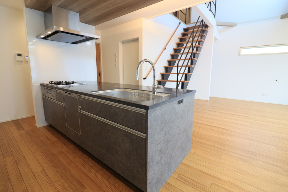 折下げ天井と間接照明が魅せる、くつろぎのLDK