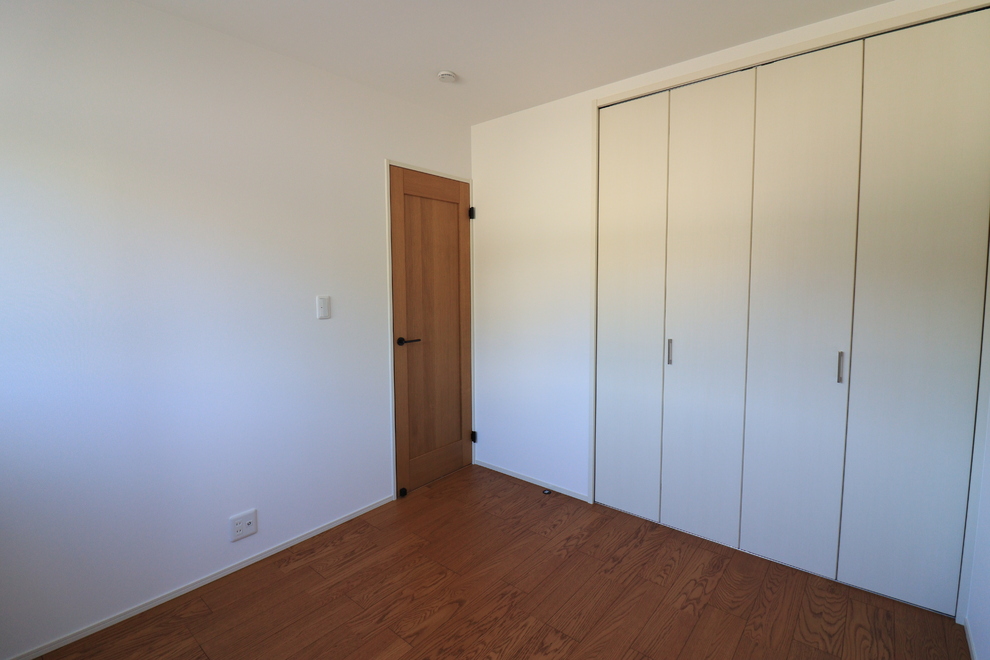 折下げ天井と間接照明が魅せる、くつろぎのLDK