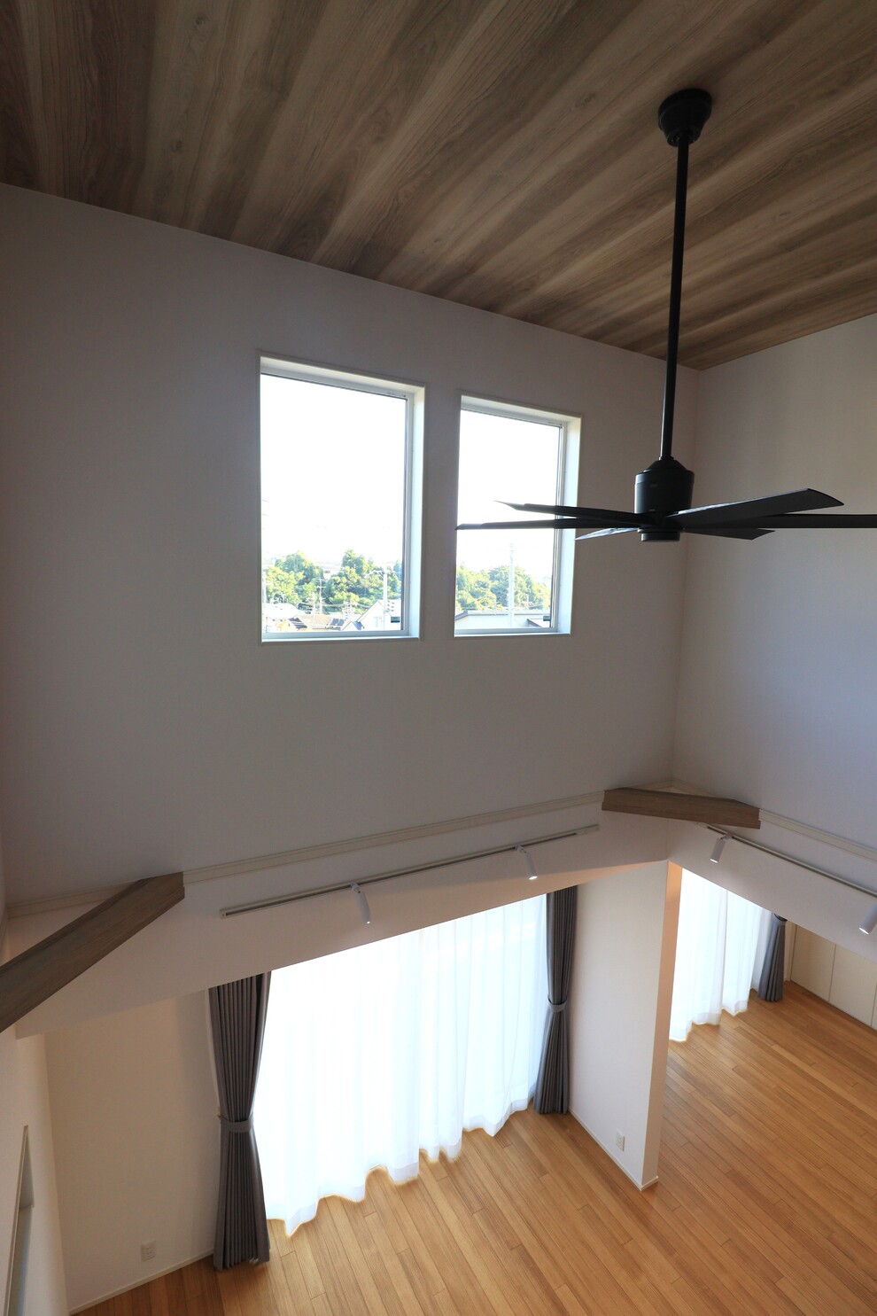 折下げ天井と間接照明が魅せる、くつろぎのLDK