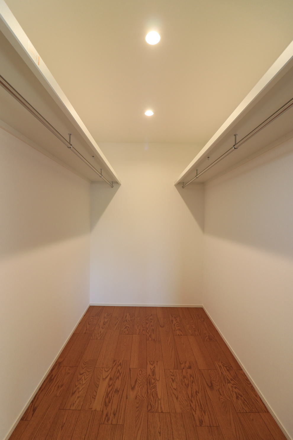 折下げ天井と間接照明が魅せる、くつろぎのLDK