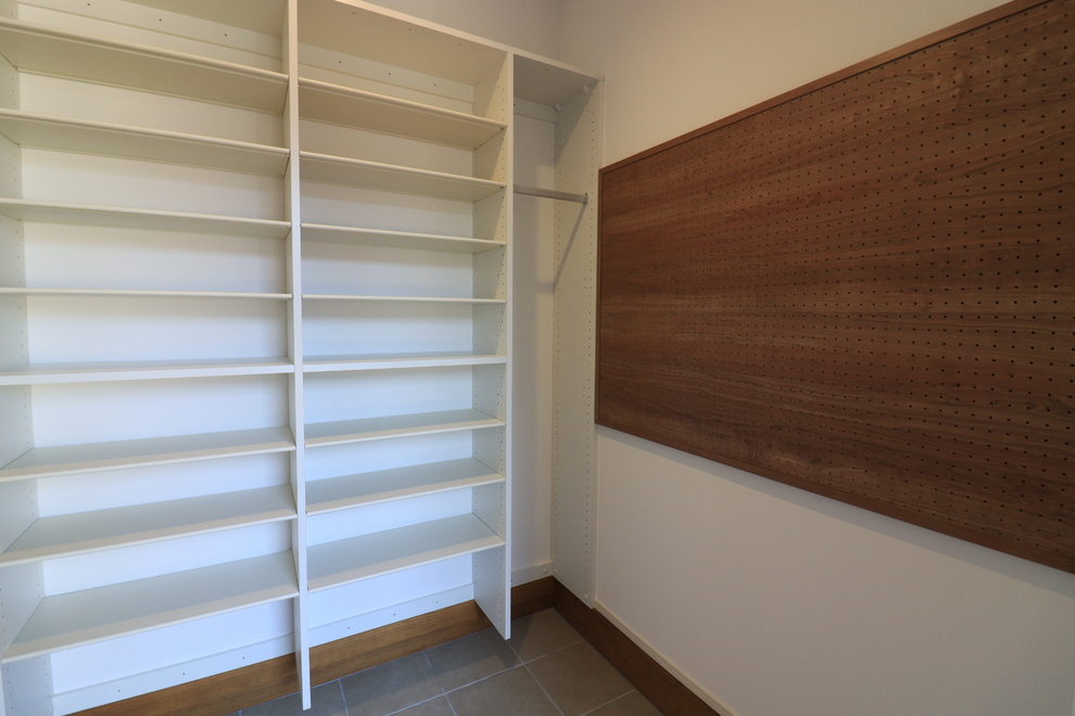 折下げ天井と間接照明が魅せる、くつろぎのLDK