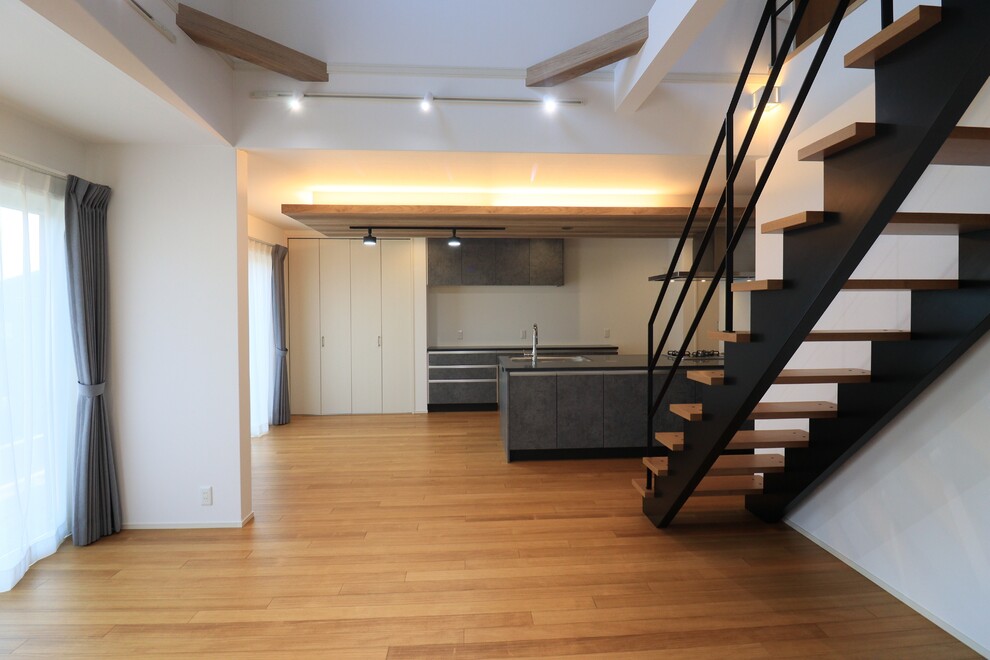 折下げ天井と間接照明が魅せる、くつろぎのLDK