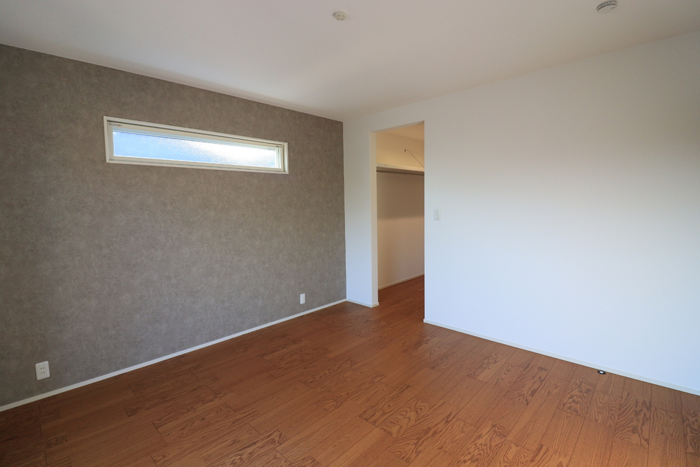 折下げ天井と間接照明が魅せる、くつろぎのLDK