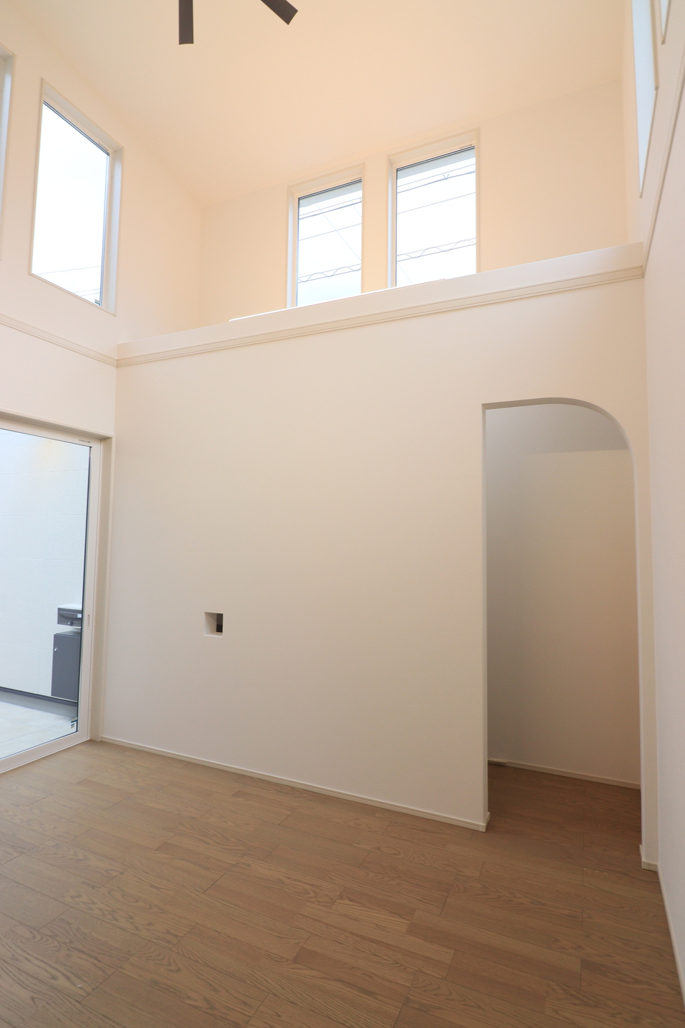 吹き抜けとロジアがつくる開放感あふれる住まい