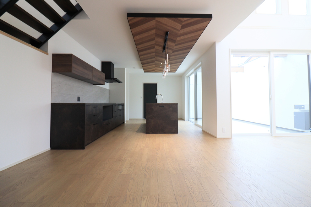 吹き抜けとロジアがつくる開放感あふれる住まい