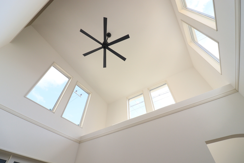 吹き抜けとロジアがつくる開放感あふれる住まい