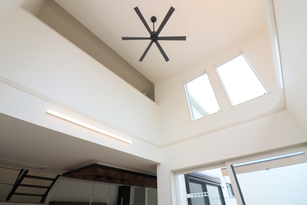 吹き抜けとロジアがつくる開放感あふれる住まい