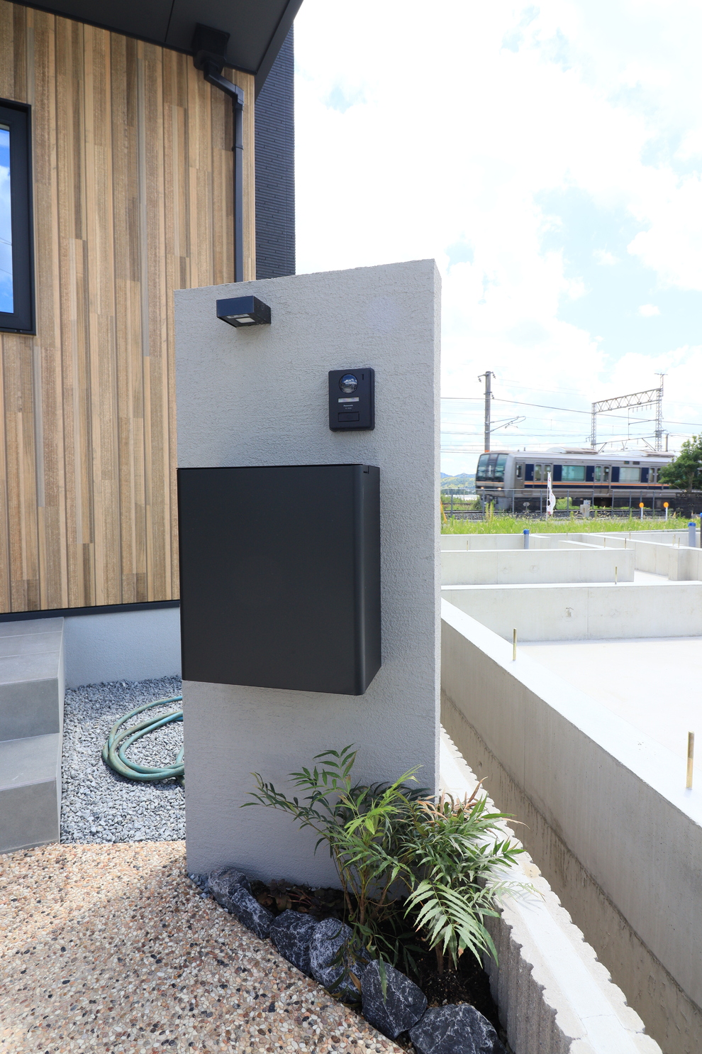 木の風合いと光が織りなす、心地よい空間