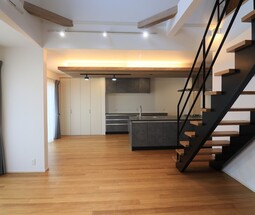 折下げ天井と間接照明が魅せる、くつろぎのLDK