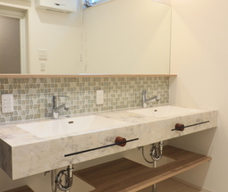 ツインボウルで並んで使える、かわいい洗面のある家