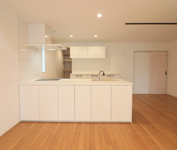 無垢床のぬくもりと白の上品さが調和する家