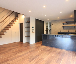 収納計画にこだわったダークモダンな住まい