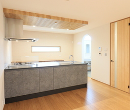 折下げ天井とアーチ開口が魅せる、やさしい住まい