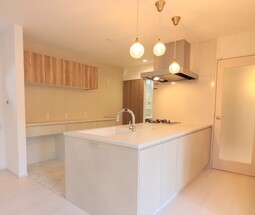 ベージュとホワイトが織りなす、やさしい灯りの住まい