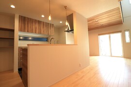 木の温もりが広がる、心安らぐ住まい