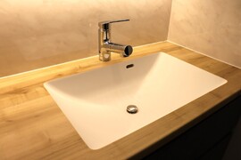 心地良い木に囲まれた吹抜けのあるリビング