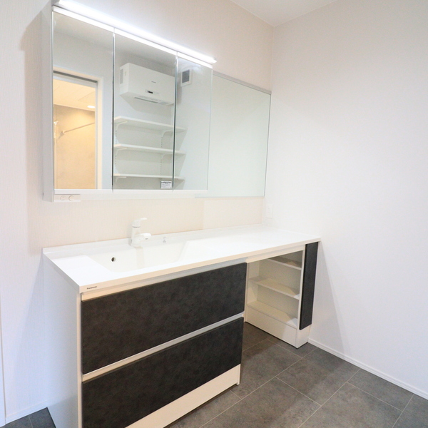 フラットキッチンのある解放感あふれるLDK