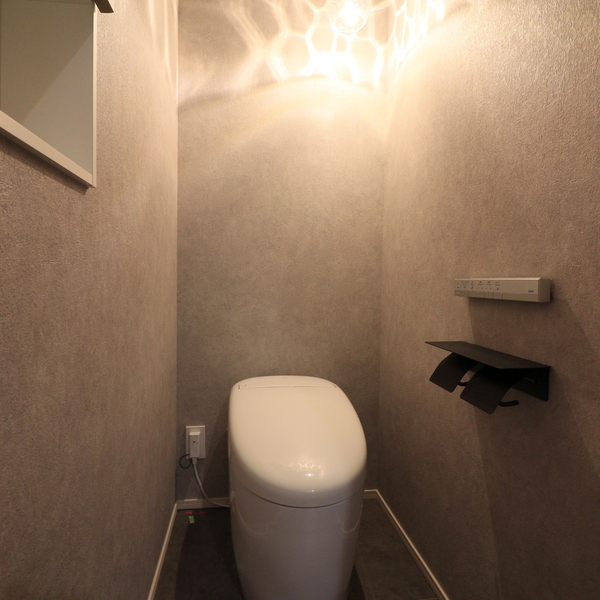 ベージュとホワイトが織りなす、やさしい灯りの住まい