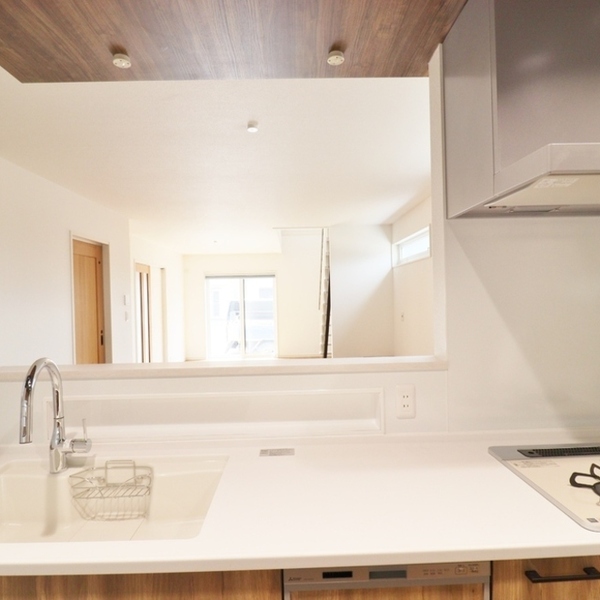 スケルトン階段×吹抜けで明るいリビング