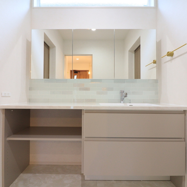 ベージュとホワイトが織りなす、やさしい灯りの住まい