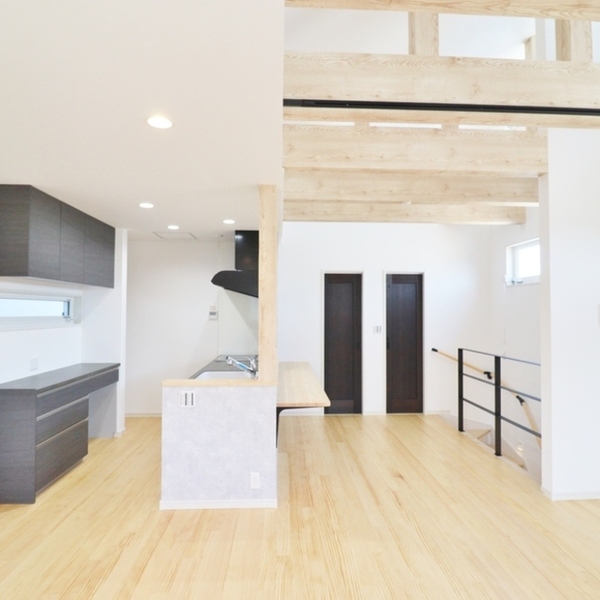 明るく圧巻の梁見せ天井のリビング