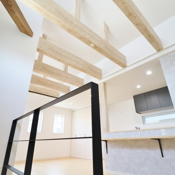 明るく圧巻の梁見せ天井のリビング