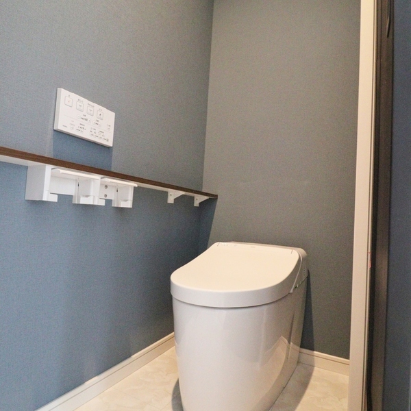 明るく圧巻の梁見せ天井のリビング