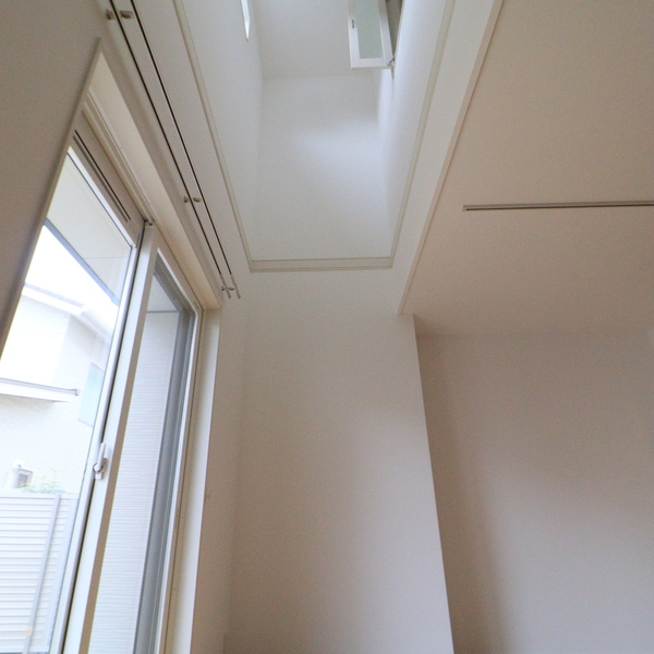 吹き抜けのあるリビングで心地よさの広がる空間