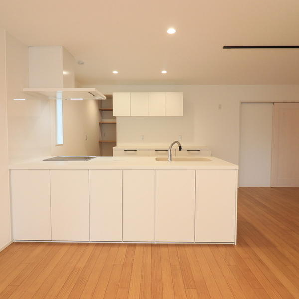 無垢床のぬくもりと白の上品さが調和する家