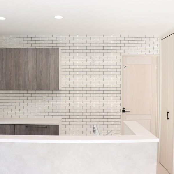  White × Gray のお洒落で落ち着きのあるキッチン