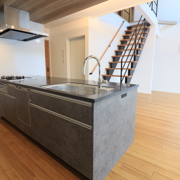 折下げ天井と間接照明が魅せる、くつろぎのLDK