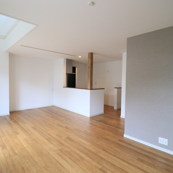 吹き抜けのあるリビングで心地よさの広がる空間