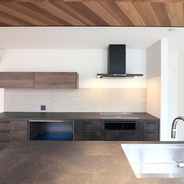 吹き抜けとロジアがつくる開放感あふれる住まい