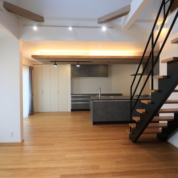 折下げ天井と間接照明が魅せる、くつろぎのLDK