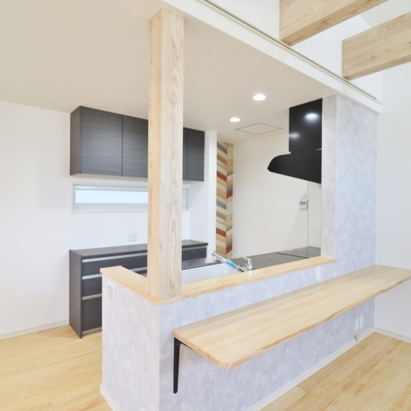 明るく圧巻の梁見せ天井のリビング