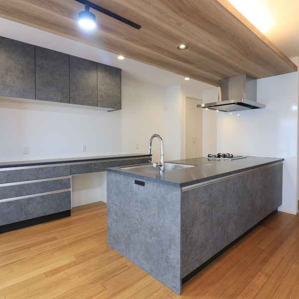 折下げ天井と間接照明が魅せる、くつろぎのLDK